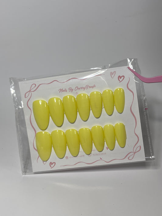 Butter yellow press on nails