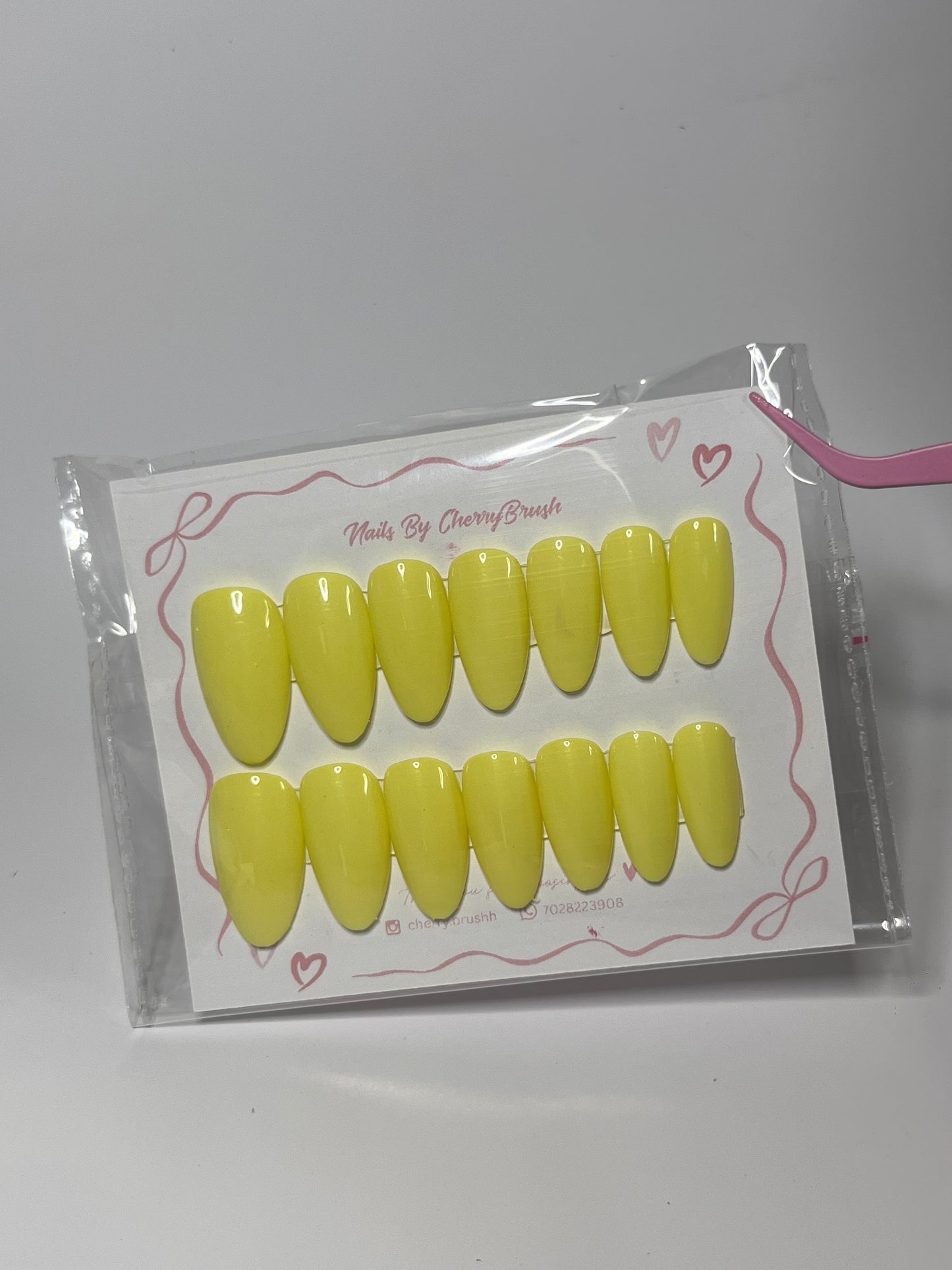 Butter yellow press on nails